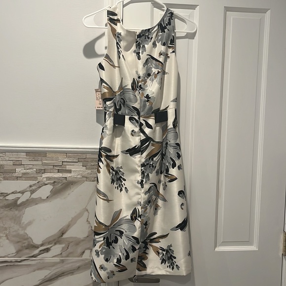 Short dress - Picture 2 of 3